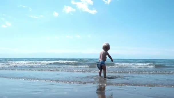 Маленький Милий Хлопчик Грає Березі Хвилями Високоякісні Кадри — стокове відео