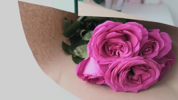 紙に包まれたピンクのバラの花束のクローズアップ 高品質4K映像 — ストック動画