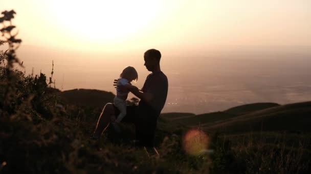 Tatăl Își Ține Fiul Brațe Sărutări Îmbrățișări Imagini Înaltă Calitate — Videoclip de stoc