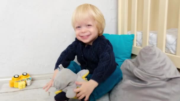 Портрет Маленького Симпатичного Хлопчика Змінює Настрій Високоякісні Кадри — стокове відео