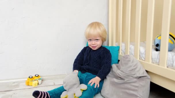 Маленький Милий Хлопчик Змінює Настрій Сидячи Дитячій Кімнаті Іграшками Високоякісні — стокове відео
