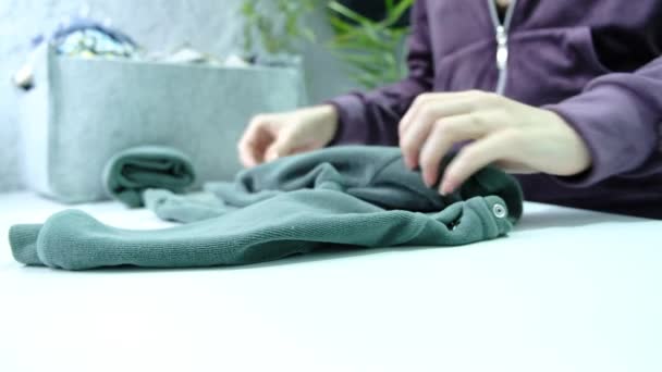 Dłonie Kobiet Złożyć Ubrania Pralni Wysokiej Jakości Materiał — Wideo stockowe