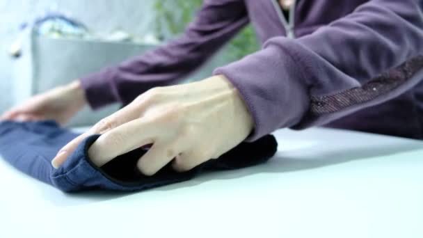 Γυναικεία Χέρια Διπλώνουν Ρούχα Πλυσταριό Υψηλής Ποιότητας Πλάνα — Αρχείο Βίντεο