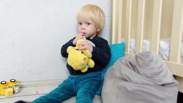 Χαριτωμένο Παιδί Στο Πάτωμα Στο Παιδικό Δωμάτιο Δάχτυλα Στο Στόμα — Αρχείο Βίντεο