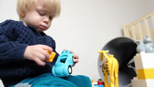 Close Cara Brincando Com Brinquedos Sua Sala Crianças Imagens Alta — Vídeo de Stock