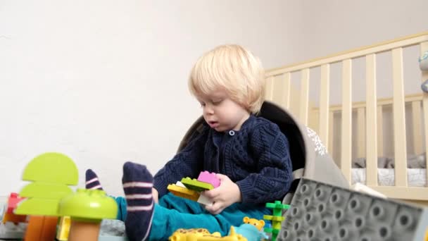 Menino Adorável Senta Quarto Das Crianças Brinca Imagens Alta Qualidade — Vídeo de Stock