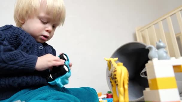 Хлопчик Красивому Одязі Грає Іграшками Вдома Високоякісні Кадри — стокове відео