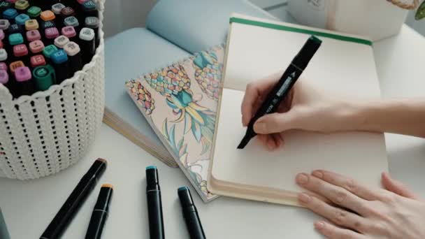 Die Worte Dreams Erscheinen Einem Frauenhandschrift Notizbuch Mit Filzstift Hochwertiges — Stockvideo