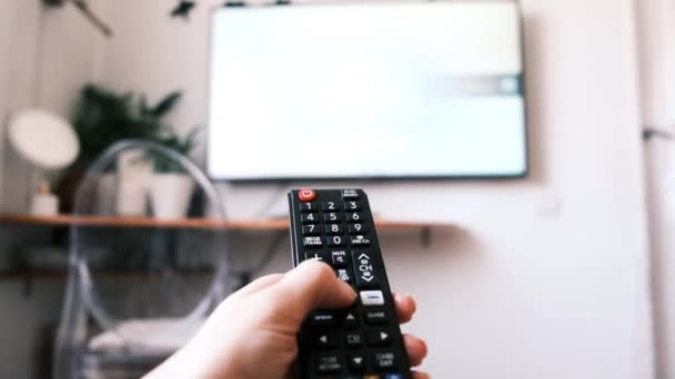 Ręka Przełącza Kanały Pilocie Zdalnego Sterowania Telewizora Wysokiej Jakości Materiał — Wideo stockowe