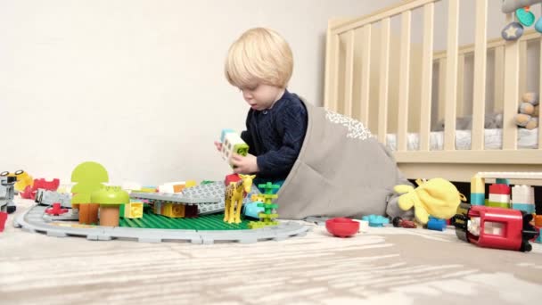 Хлопець Сидить Підлозі Дитячій Кімнаті Робить Будинок Високоякісні Кадри — стокове відео