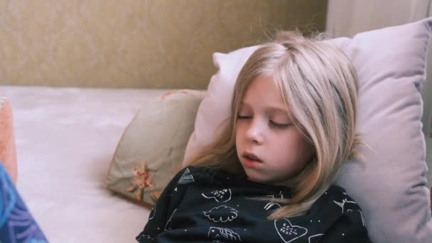 Dívka Lehne Pohovku Začne Usínat Vysoce Kvalitní Záběry — Stock video