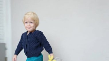 Çocuk odada yürüyor ve gülüyor. Yüksek kalite 4k görüntü