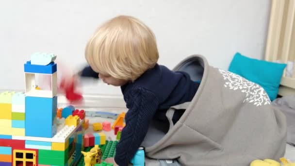 Rapaz Bonito Sentado Sala Das Crianças Brincando Agressivamente Com Brinquedos — Vídeo de Stock