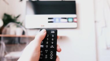 Uzaktan kumandayla televizyonu açmak. Yüksek kalite 4k görüntü