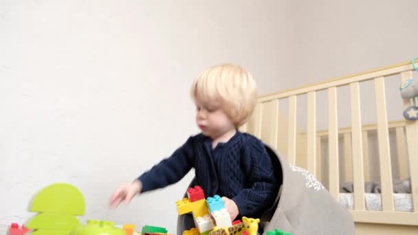 Menino Senta Quarto Das Crianças Brinca Com Cubos Imagens Alta — Vídeo de Stock