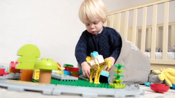 Menino Com Olhar Sério Joga Brinquedos Sua Sala Crianças Imagens — Vídeo de Stock