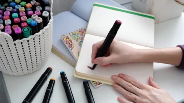 Una Mano Mujer Escribe Palabra Paz Con Marcador Cuaderno Imágenes — Vídeos de Stock
