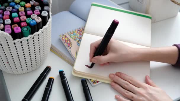 Uma Mão Mulher Escreve Palavra Paz Com Marcador Caderno Imagens — Vídeo de Stock