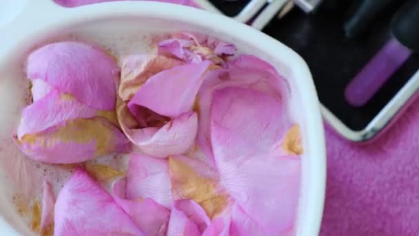 Bagno Unghie Fatto Casa Con Petali Rosa Filmati Alta Qualità — Video Stock