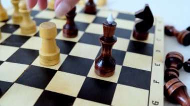 Bayan satrançta hamle yapıyor. - Zafer. Kazanma stratejisi. Yüksek kalite 4k görüntü