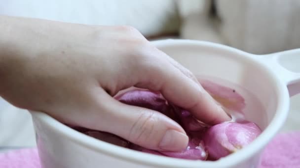 Una Palma Donna Affonda Bagno Con Petali Rosa Filmati Alta — Video Stock