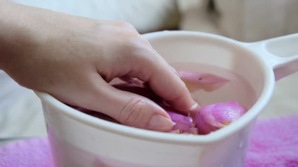 Nahaufnahme Anmutiger Finger Vor Dem Hintergrund Eines Bades Aus Rosenblättern — Stockvideo