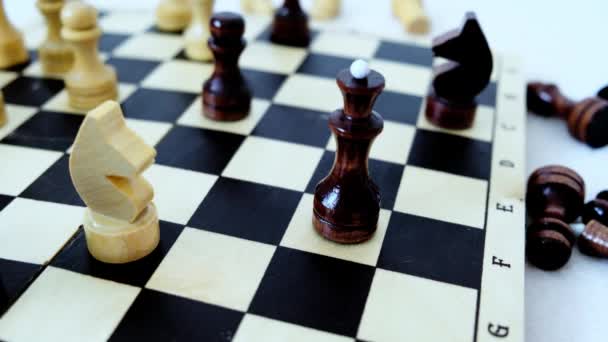 ゲーム中の木製のチェスボード 騎士が動く 女性の手でチェックメイトを作る 高品質4K映像 — ストック動画