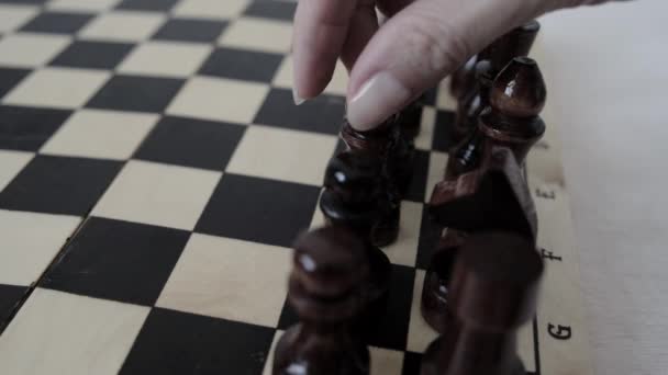 Dřevěné Šachovnice Během Hry Pohyb Pěšáka Strategie Vysoce Kvalitní Záběry — Stock video