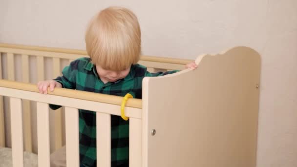 可爱的小男孩把他的玩具扔出婴儿床以示抗议 高质量的4K镜头 — 图库视频影像
