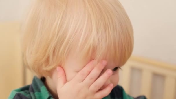 ベビーベッドの少年は寝たくない 高品質4K映像 — ストック動画
