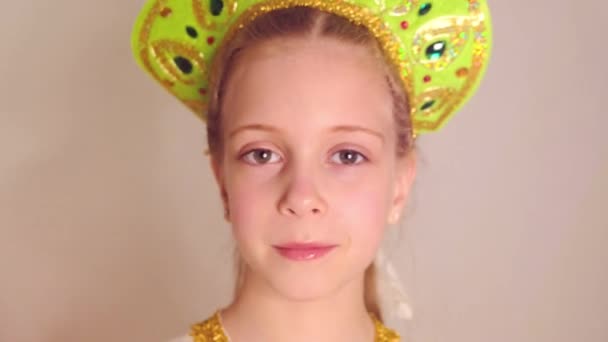 Ένα Όμορφο Νεαρό Κορίτσι Ένα Κοκόσνικ Κοιτάζει Την Κάμερα Υψηλής — Αρχείο Βίντεο