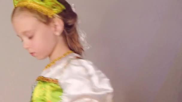Porträt Eines Kleinen Russischen Mädchens Das Mit Unschärfe Sich Kreist — Stockvideo