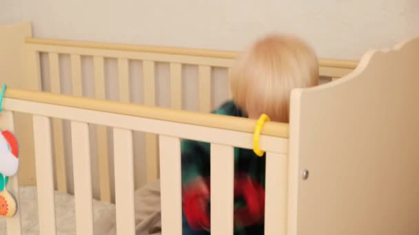 Dítě Postýlce Nechce Spát Vysoce Kvalitní Záběry — Stock video