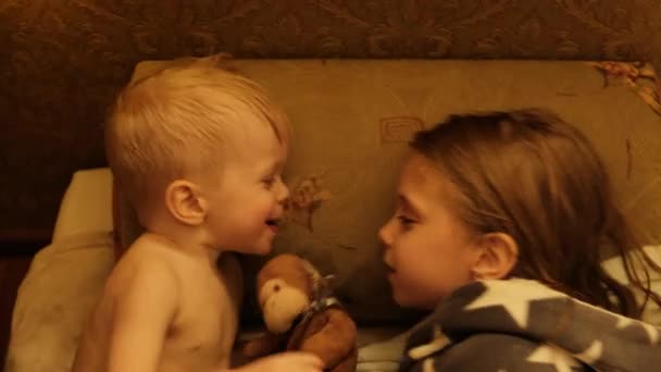 弟は妹に毛布で覆われたキスをする 高品質4K映像 — ストック動画