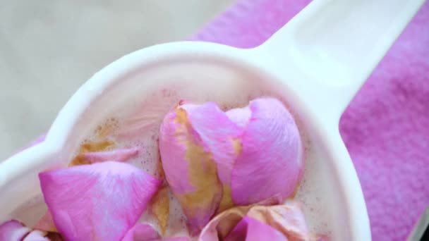 Banho Unhas Caseiro Com Pétalas Rosa Imagens Alta Qualidade — Vídeo de Stock