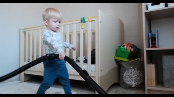 Mały Chłopiec Pomaga Posprzątać Pokój Odkurzaczem Wysokiej Jakości Materiał — Wideo stockowe