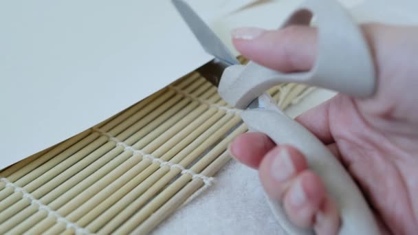 一个女人的手小心地用剪刀剪纸 高质量的4K镜头 — 图库视频影像
