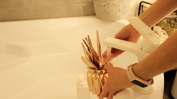 一个女人在水龙头下洗化妆品刷 高质量的4K镜头 — 图库视频影像