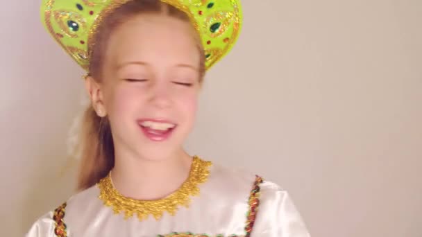 Retrato Uma Menina Russa Feliz Traje Nacional Close Imagens Alta — Vídeo de Stock