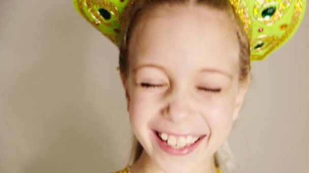 Retrato Uma Menina Russa Feliz Traje Nacional Rindo Câmera Imagens — Vídeo de Stock