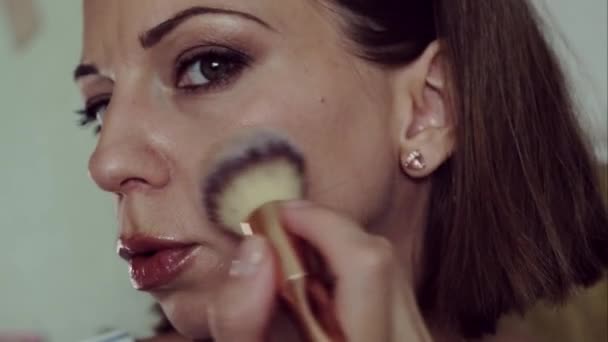 Πορτρέτο Μιας Χαριτωμένης Γυναίκας Που Μακιγιάρεται Υψηλής Ποιότητας Πλάνα — Αρχείο Βίντεο