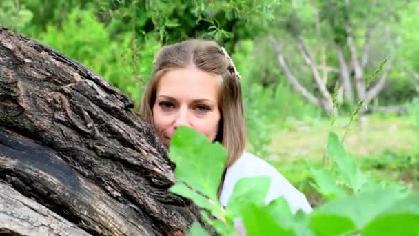 Gizemli Genç Güzel Bir Kadın Ağaç Gövdesinin Arkasından Dışarı Bakıyor — Stok video