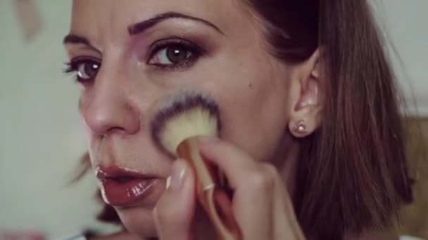 年轻美丽的女人化妆 高质量的4K镜头 — 图库视频影像