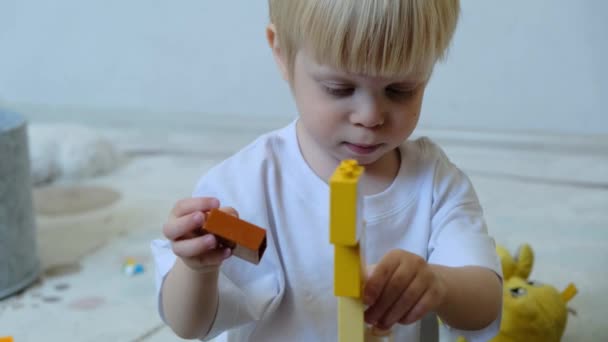一个可爱的小男孩在构造函数中玩耍的肖像 高质量的4K镜头 — 图库视频影像