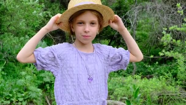 Hasır Şapkalı Bir Kız Yeşil Doğaya Karşı Kameraya Bakıyor Yüksek — Stok video