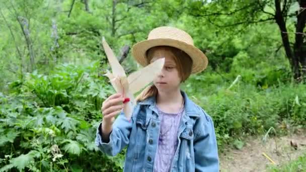 Şapkalı Bir Kız Doğada Kağıt Bir Kuşu Havaya Fırlatır Yüksek — Stok video
