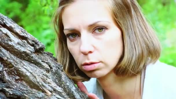Μια Μεσήλικη Γυναίκα Ένα Μυστηριώδες Βλέμμα Πίσω Από Ένα Δέντρο — Αρχείο Βίντεο