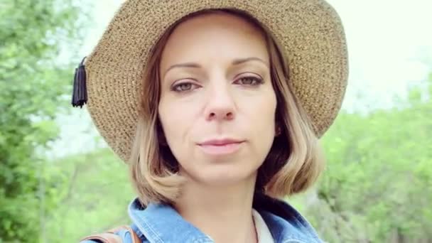 Porträt Einer Schönen Frau Mittleren Alters Mit Hut Der Natur — Stockvideo