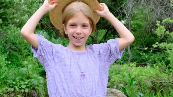 Une Fille Dans Chapeau Paille Regardant Caméra Contre Nature Verte — Video
