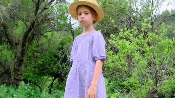 Retrato Uma Menina Nove Anos Pleno Crescimento Natureza Imagens Alta — Vídeo de Stock